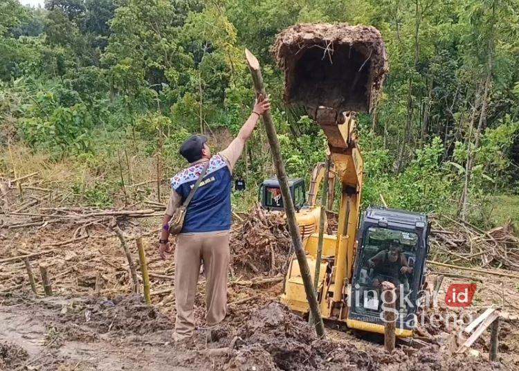 Penanganan Permanen Fenomena Tanah Ambles, Pemkab Blora Tunggu Kajian BBWS 25 Pemasangan Turap Bambu dan Kayu di sekitar lokasi tanah ambles yang ada Dukuh Ngetrep, Desa Tutup, Kecamatan Tunjungan, Kabupaten Blora. (Eko Wicaksono/Lingkarjateng.id)
