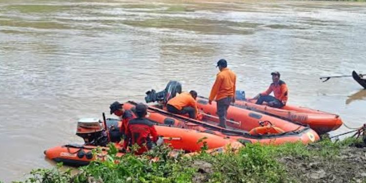 Tim SAR gabungan melakukan Pencarian Lansia di Sungai Bengawan Solo, tepatnya di Desa Nglebak, Kecamatan Kradenan, Kabupaten Blora, Senin, 19 Januari 2026. (Eko Wicaksono/Lingkarjateng.id)
