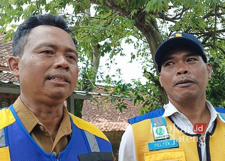 Pengendalian Aliran dan Rembesan Jadi Fokus Penanganan Darurat Tanah Ambles di Blora 25 Kabid SDA DPUPR Blora Surat didampingi Pelaksana Teknis BBWS Pemali Juana Agus Yanto. (Eko Wicaksono/Lingkarjateng.id)