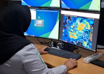 Petugas BMKG Ahmad Yani Kota Semarang saat memantau cuaca. (Syahril Muadz/Lingkarjateng.id)