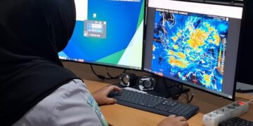 BMKG Sebut Siklon Tropis Luana Perkuat Cuaca Ekstrem di Jawa Tengah 16 Petugas BMKG Ahmad Yani Kota Semarang saat memantau cuaca. (Syahril Muadz/Lingkarjateng.id)
