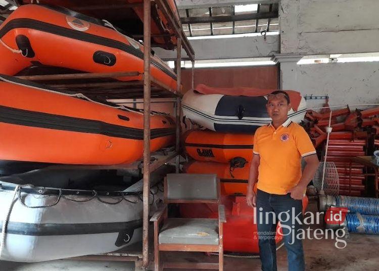 Cuaca Ekstrem Diprediksi Masih Terjadi di Kendal, BPBD Siapkan Langkah Mitigasi 25 Kasi Kedaruratan BPBD Kendal Iwan Sulistyo menunjukkan peralatan dan sarana pendukung untuk antisipasi penanganan bencana, Selasa, 13 Januari 2026. (Anik Kustiani/Lingkarjateng.id)