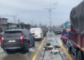 Arus lalu lintas di jalan Pantura Sayung, Demak terpantau ramai lancar meski tergenang banjir, Jumat, 16 Januari 2026. (Lingkar TV)