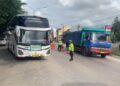 Petugas kepolisian Satlantas Polres Demak saat melakukan rekayasa arus lalu lintas di titik perbaikan jalan di wilayah Pantura Trengguli, Jumat, 16 Januari 2026. (M Burhanuddin Aslam/Lingkarjateng.id)