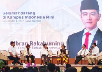 Wapres Gibran Rakabuming Raka saat berdialog dengan mahasiswa UKSW Salatiga saat talk show yang digelar di Balairung kampus, Senin, 26 Januari 2026. (Angga Rosa/Lingkarjateng.id)