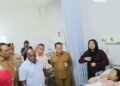 Menteri HAM Natalius Pigai saat menjenguk salah satu korban keracunan MBG di RSUD dr. R Soedjati Purwodadi, Selasa, 13 Januari 2026. (Ahmad Abror/Lingkarjateng.id)