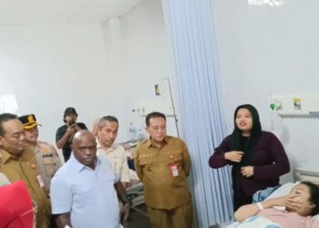 Menteri HAM Natalius Pigai saat menjenguk salah satu korban keracunan MBG di RSUD dr. R Soedjati Purwodadi, Selasa, 13 Januari 2026. (Ahmad Abror/Lingkarjateng.id)