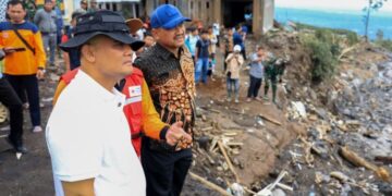 Gubernur Jateng Minta Penanganan Pasca Bencana Pemalang Dilakukan Komprehensif 1 Gubernur Jawa Tengah, Ahmad Luthfi turun langsung mengecek tindak lanjut penanganan bencana di Kecamatan Pulosari, Kabupaten Pemalang, Jumat, 30 Januari 2026. (Humas Jateng/Lingkarjateng.id)