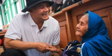 Hapus Duka Penyintas Bencana, Pemprov Jateng Sediakan Layanan Trauma Healing 16 Gubernur Jawa Tengah Ahmad Luthfi saat menyapa dan berdialog dengan para penyintas bencana di Pemalang. (Humas Pemprov Jateng/Lingkarjateng.id)