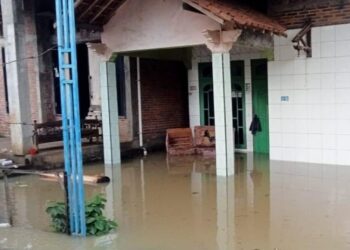 Rumah warga terendam banjir akibat cuaca ekstrem di Kabupaten Jepara. (Tomi Budianto/Lingkarjateng.id)