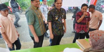 Bupati Jepara, Witiarso Utomo (Mas Wiwit) bersama Wakil Bupati, M. Ibnu Hajar (Gus Hajar) dalam kegiatan Program Bupati Ngantor di Desa Rajekwesi, Kecamatan Mayong, Kabupaten Jepara pada Selasa, 27 Januari 2026. (Tomi Budianto/Lingkarjateng.id)
