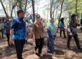 Bupati Kendal, Dyah Kartika Permanasari saat mengunjungi Pantai Sendang Asih Rowosari. (Anik Kustiani/Lingkarjateng.id)