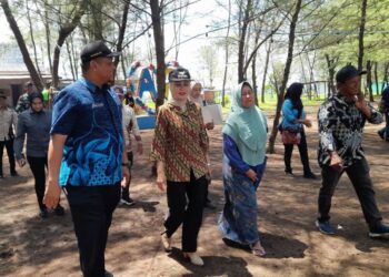 Bupati Kendal, Dyah Kartika Permanasari saat mengunjungi Pantai Sendang Asih Rowosari. (Anik Kustiani/Lingkarjateng.id)