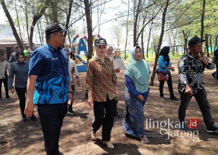 Bupati Kendal Dorong Pengembangan Wisata Pantai Sendang Asih 25 Bupati Kendal, Dyah Kartika Permanasari saat mengunjungi Pantai Sendang Asih Rowosari. (Anik Kustiani/Lingkarjateng.id)