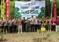 Lestarikan Lingkungan, Polres Kendal Gelar Aksi Tanam 1.000 Pohon di Tunggulsari 26 Kapolres Kendal AKBP Hendry Susanto Sianipar bersama unsur pemerintah daerah, TNI, tokoh masyarakat, serta warga setempat saat aksi tanam 1.000 pohon di Desa Tunggulsari, Kecamatan Brangsong, Kabupaten Kendal, Selasa, 13 Januari 2026. (Dok. for Lingkarjateng.id)