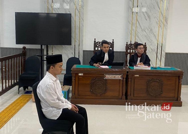 Sidang Pembunuhan Berencana: JPU Menuntut Terdakwa Gunawan dengan Pidana Mati 25 Terdakwa pembunuhan berencana Muhamad Gunawan bin Rochmani mengikuti sidang pembacaan tuntutan pada Rabu, 14 Januari 2026. (Dok. Kejari Kendal/Lingkarjateng.id)