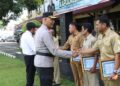 Kapolres Kendal AKBP Hendry Susanto Sianipar menyerahkan penghargaan kepada anggota yang berprestasi saat upacara peringatan Hari Kesadaran Nasional, Senin, 19 Januari 2026. (Polres Kendal/Lingkarjateng.id)