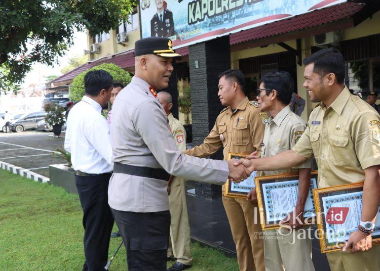 Upacara Hari Kesadaran Nasional, Polres Kendal Beri Penghargaan Anggota Berprestasi 25 Kapolres Kendal AKBP Hendry Susanto Sianipar menyerahkan penghargaan kepada anggota yang berprestasi saat upacara peringatan Hari Kesadaran Nasional, Senin, 19 Januari 2026. (Polres Kendal/Lingkarjateng.id)