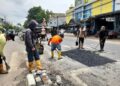 Petugas melakukan penambalan jalan berlubang di Jalan Pantura Kota Kendal, Selasa, 20 Januari 2026. (Anik Kustiani/Lingkarjateng.id)