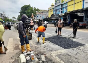 Jalan Pantura Kendal yang Berlubang Akibat Banjir Mulai Diperbaiki 32 Petugas melakukan penambalan jalan berlubang di Jalan Pantura Kota Kendal, Selasa, 20 Januari 2026. (Anik Kustiani/Lingkarjateng.id)