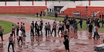 Aparat kepolisian melerai kericuhan yang terjadi saat laga Perik Kendal vs Persikama Liga 4 Jateng, Rabu sore, 21 Januari 2026. (Dok. Pribadi/Lingkarjateng.id)