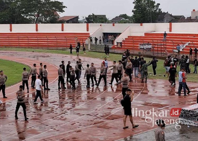 Laga Perik Kendal vs Persikama Liga 4 Jateng Ricuh, Suporter Masuk Lapangan 25 Aparat kepolisian melerai kericuhan yang terjadi saat laga Perik Kendal vs Persikama Liga 4 Jateng, Rabu sore, 21 Januari 2026. (Dok. Pribadi/Lingkarjateng.id)