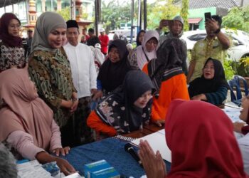 Korpri Kendal Hadirkan Layanan Kesehatan Gratis dan Adminduk bagi Korban Banjir 25 Bupati Kendal saat meninjau layanan kesehatan gratis dan adminduk Korpri Peduli di Perumahan RSS Kendal, Jumat, 23 Januari 2026. (Anik Kustiani/Lingkarjateng.id)