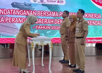 Bupati Kendal dan Kepala OPD tanda tangani perjanjian kinerja di Pendopo Tumenggung Bahurekso Setda Kendal, Senin 26 Januari 2026. (Anik Kustiani/Lingkarjateng.id)