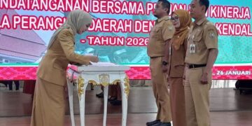 Tekankan Output Maksimal, Bupati Kendal-Kepala OPD Tanda Tangani Perjanjian Kinerja 13 Bupati Kendal dan Kepala OPD tanda tangani perjanjian kinerja di Pendopo Tumenggung Bahurekso Setda Kendal, Senin 26 Januari 2026. (Anik Kustiani/Lingkarjateng.id)