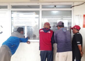 Para nelayan tengah bertransaksi di loket TPI Tawang. (Anik Kustiani/Lingkarjateng.id)