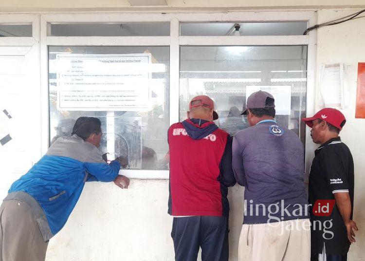Nelayan Sambat Pembayaran Lelang di TPI Kerap Diutang, Ini Upaya DKP Kendal 25 Para nelayan tengah bertransaksi di loket TPI Tawang. (Anik Kustiani/Lingkarjateng.id)