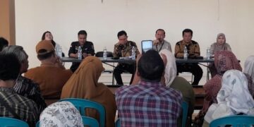 Kepala Bapenda Kendal, Abdul Wahab saat memberikan sosialisasi pajak kos-kosan kepada pelaku usaha kos di Kendal, Kamis, 28 Januari 2026. (Anik Kustiani/Lingkarjateng.id)