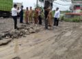 Wakil Bupati Kendal saat melakukan pengecekan di sejumlah parkir liar di sekitar akses jalan tambang di Desa Sumberejo, Kecamatan Kaliwungu, Senin, 12 Januari 2026. (Anik Kustiani/Lingkarjateng.id)