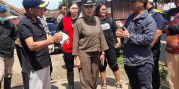 Bupati Kendal bersama OPD terkait meninjau kondisi banjir di Desa Kebonadem, Kecamatan Brangsong, Jumat, 16 Januari 2026. (Anik Kustiani/Lingkarjateng.id)