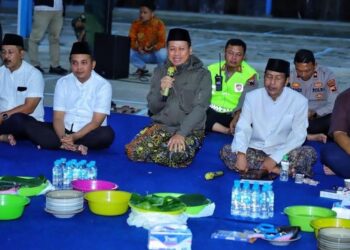 Bupati Kudus Sam’ani Intakoris saat mengikuti tasyakuran relokasi pedagang sayur Pasar Bitingan ke Pasar Saerah, Kamis malam, 8 Januari 2026. (Nisa Hafizhotus S/Lingkarjateng.id)