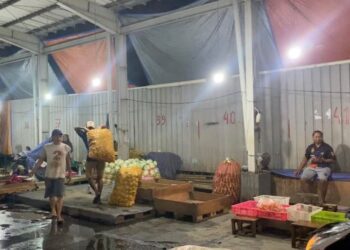 Pedagang Pasar Sayur Pasar Bitingan masih menggelar lapak di tengah proses relokasi ke Pasar Saerah, Kamis malam, 8 Januari 2026. (Fahtur Rohman/Lingkarjateng.id)