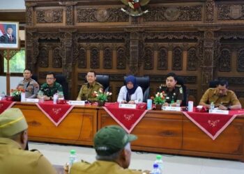 Bupati Kudus Sam’ani Intakoris memimpin rapat koordinasi terkait percepatan pembentukan KDKMP Kabupaten Kudus di Lantai 4 Gedung Setda Kudus, Senin, 12 Januari 2026. (Nisa Hafizhotus S/Lingkarjateng.id)