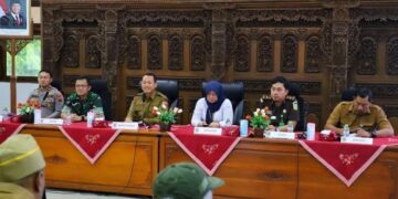 Fasilitasi Koordinasi Lintas Sektor, Pemkab Kudus Percepat Pembentukan KDKMP 13 Bupati Kudus Sam’ani Intakoris memimpin rapat koordinasi terkait percepatan pembentukan KDKMP Kabupaten Kudus di Lantai 4 Gedung Setda Kudus, Senin, 12 Januari 2026. (Nisa Hafizhotus S/Lingkarjateng.id)