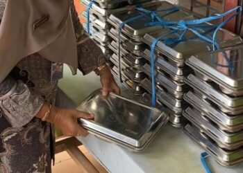 Guru SD di Kedungdowo saat menerima MBG dari SPPG 1 Kedungdowo, Kudus, Selasa, 27 Januari 2026. (Nisa Hafizhotus S/Lingkarjateng.id)