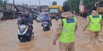 Waspada, Pantura Timur Berpotensi Dilanda Cuaca Ekstrem Hingga Februari 3 Banjir melumpuhkan jalan pantura Kudus-Pati hingga membuat arus lalu lintas tersendat, Senin, 12 Januari 2026. (Fahtur Rohman/Lingkarjateng.id)