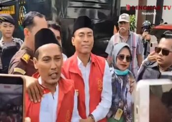 Terdakwa aktivis AMPB, Teguh Istianto dan Supriyono alias Botok, saat menghadiri sidang agenda eksepsi di Pengadilan Negeri Pati, Rabu, 7 Januari 2025. (Lingkarnews Network)