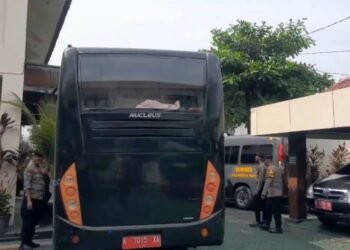 Mobil tahanan milik Kejari Pati berplat nomor K-7015-XA yang disorot netizen paska insiden tabrakan di depan kantor Pengadilan Negeri (PN) Pati pada Rabu 7 Januari 2026. (Lingkarnews Network)