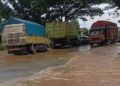 Hati-hati, Sejumlah Ruas Jalan di Pati Rusak dan Tergenang 29 Sejumlah kendaraan melintasi jalan yang tergenang air di Pantura Pati, Selasa, 13 Januari 2026. (Lingkarnews Network)