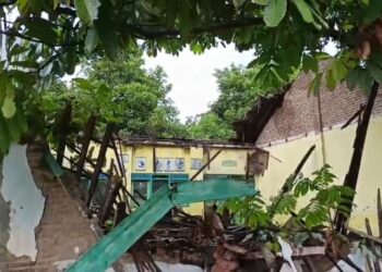 Kondisi ruang kelas SDN 2 Sambirejo Tlogowungu Pati yang roboh usai diterjang hujan angin pada Rabu, 14 Januari 2026. (Dok. Lingkarjateng.id)