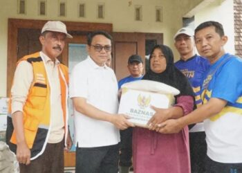 Plt Bupati Pati Risma Ardhi Chandr saat menyalurkan bantuan sembako untuk warga terdampak banjir, Minggu, 25 Januari 2026. (Lingkarnews Network)