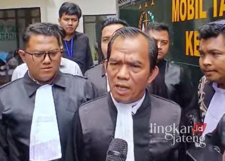 Kuasa Hukum AMPB Ungkap Kejanggalan dari Keterangan Saksi Sopir Ambulans 25 Kuasa Hukum AMPB Nimeroldin Gulo memberikan keterangan usai sidang lanjutan Botok dan Teguh di PN Pati, Rabu, 28 Januari 2026. (Lingkarnews Network)