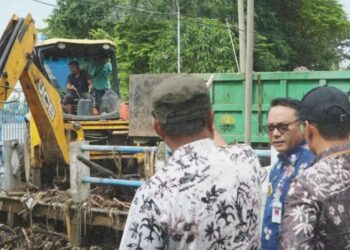 Sampah di Sepanjang Sungai Simo Dibersihkan Pasca Pantura Pati Tergenang Banjir 25 Plt Bupati Pati Risma Ardhi Chandra meninjau langsung pengerukan Sungai Simo, Kamis, 29 Januari 2026. (Lingkarnews Network)