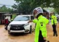 Petugas Satlantas Polresta Pati mengatur arus lalu lintas menuju Pati kota yang tergenang banjir, Senin, 12 Januari 2026. (Lingkarnews Network)
