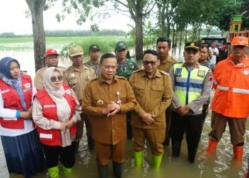 Bupati Pati Sudewo saat meninjau banjir, Kamis, 15 Januari 2026. (Lingkarnews Network)