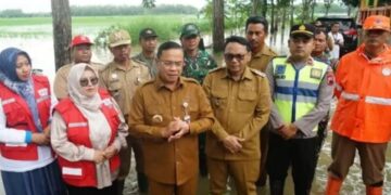 Bupati Pati Sudewo saat meninjau banjir, Kamis, 15 Januari 2026. (Lingkarnews Network)